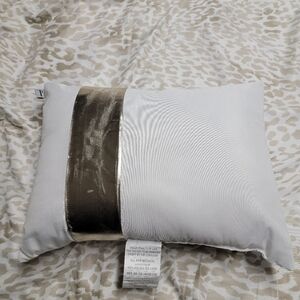 🧡𝅺nwot Thalia Sodi White and Gold Accent Pillow